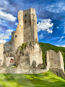 墙体文化摄影照片_意大利阿尔卑斯山上美丽的安德拉斯城堡。