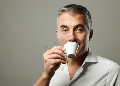 男人喝咖啡