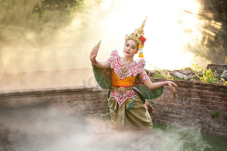 蒙面舞会男女摄影照片_美丽的泰国年轻女子肖像在 Kinnaree 传统服饰服装艺术文化泰国在蒙面 khon Kinnaree 跳舞在文学 amayana，泰国文化 Khon，大城府，泰国。