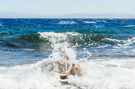 Egy 海边的海浪和石头飞溅