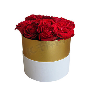 白色和金色圆形礼盒中的红玫瑰花束