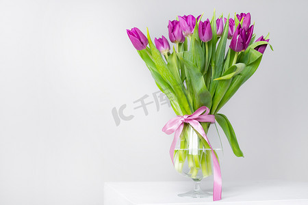 室内设计摄影照片_花瓶中的一束淡紫色郁金香。