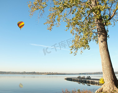 湖上的热气球