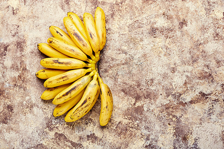 成熟的未剥皮的香蕉。