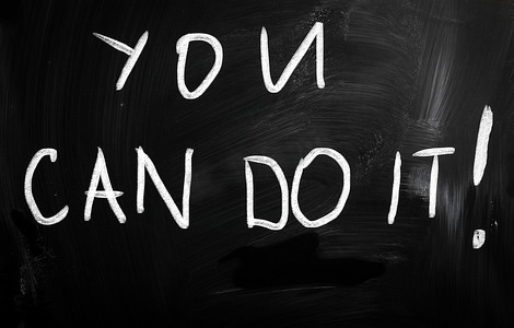 “你能行”在黑板上用白色粉笔手写