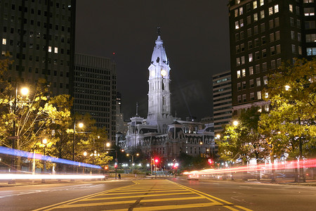 夜晚的公园摄影照片_夜晚的费城市政厅大楼