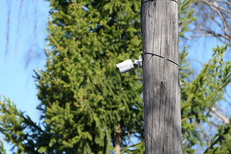 视频监控摄影照片_在露天的杆子上的室外安全摄像头。