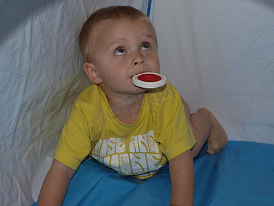 在帐篷里玩耍的小男孩