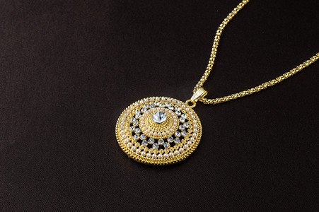印度传统珠宝，深色背景下垂饰的特写