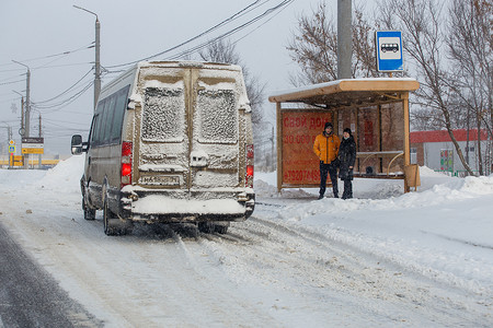 俄罗斯图拉冬雪天，男女在公交车站等车