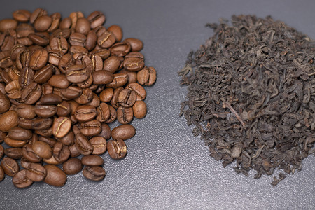 一堆干茶叶和烤咖啡豆种子：茶碱与咖啡因。
