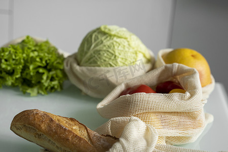 桌上可重复使用的生态棉袋中的蔬菜、水果。