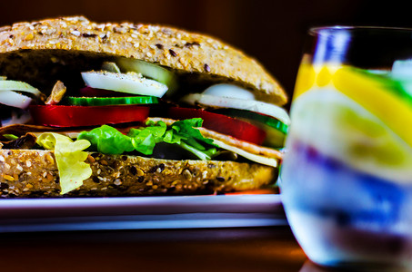 全麦三明治配火腿、番茄、蘑菇和鸡蛋、新鲜有机蔬菜
