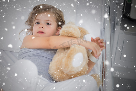 可爱女孩在医院病床上抱着泰迪熊的合成图像