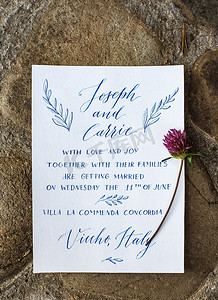 婚礼邀请函摄影照片_婚礼细节平躺在石头背景上。