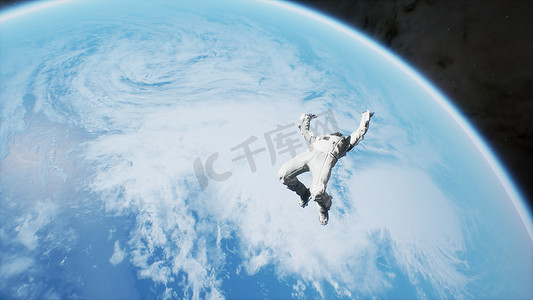 一名宇航员在外太空飞行，坠落在一颗未知的蓝色星球上。 