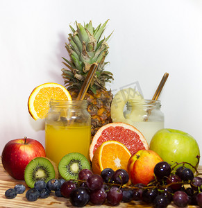橙汁矢量摄影照片_果汁冰沙、新鲜菠萝和橙汁饮料以及夏季水果