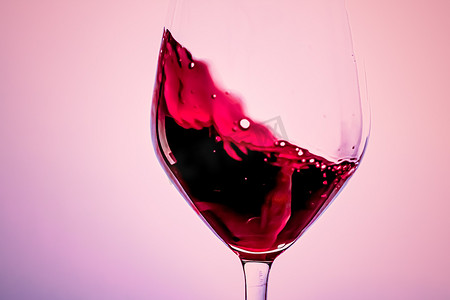 水晶玻璃中的优质红酒、酒精饮料和豪华开胃酒、酿酒和葡萄栽培产品