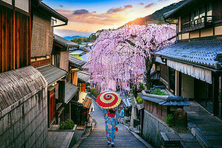 春天，日本京都，穿着日本传统和服的妇女在历史悠久的东山区散步。