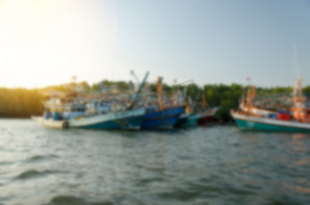 泰国海岸外的模糊渔船