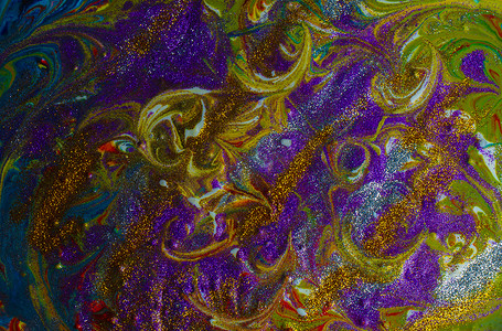五颜六色的丙烯酸背景，卷发上洒着紫色和金色的火花。