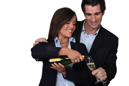 活动气泡摄影照片_幸福的情侣用香槟庆祝活动