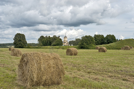 有干草堆和教堂的田地