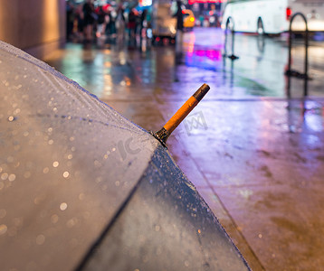 时代广场雨夜撑伞