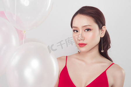 淡色底纹摄影照片_有淡色气球的时髦的美丽的亚裔妇女