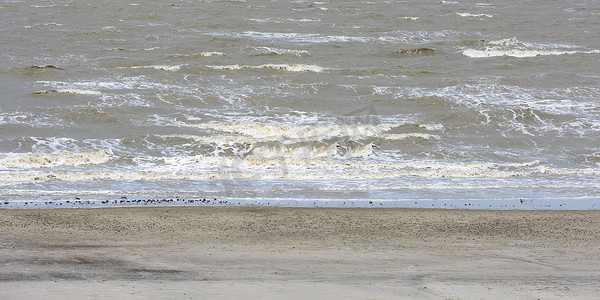 波浪水摄影照片_空沙海海滩和波浪水湾的风景。