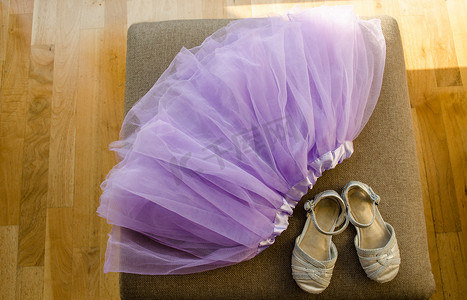 女孩淡紫色芭蕾舞短裙浅灰色闪亮鞋子