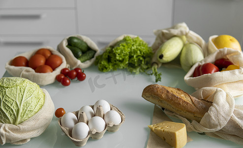 蔬菜免费摄影照片_桌上可重复使用的生态棉袋中的蔬菜、水果、鸡蛋。