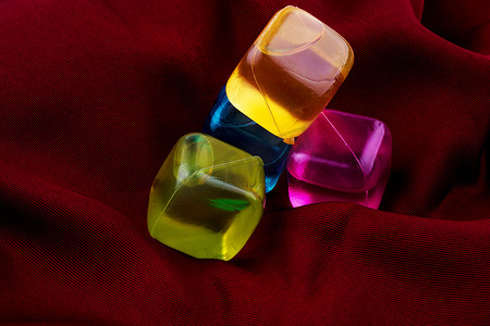 彩色透明立方体摄影照片_深色背景中的彩色立方体