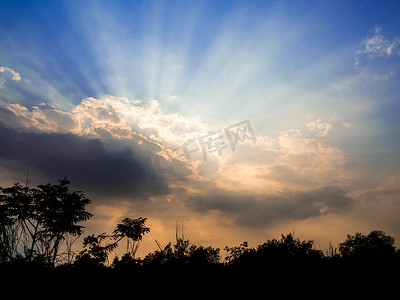 后羿射太阳摄影照片_乡村乌云后的剪影树和阳光光束