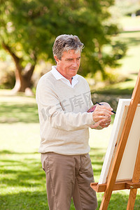 老人画画摄影照片_公园里画画的老人