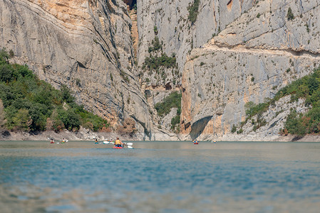 西班牙加泰罗尼亚 Montrebei 峡谷湖中的皮划艇总和