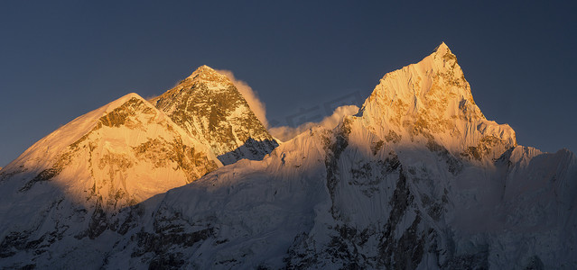 全国爱足日摄影照片_尼泊尔日落或日出时的珠穆朗玛峰和努子峰