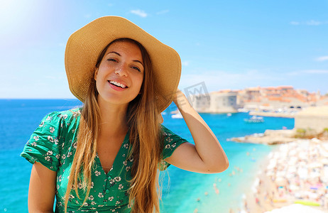 带着帽子的微笑的旅行女孩在克罗地亚。