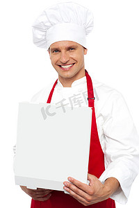 拿着糕点盒的厨师的肖像