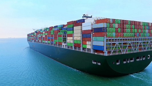集装箱货物摄影照片_进出口和商业物流中的集装箱船，起重机，贸易港口，海运货物到港口，国际运输，商业物流概念