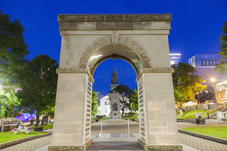 大酬宾盛大开业摄影照片_哈利法克斯盛大阅兵广场上的拱门
