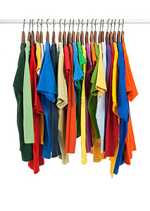 木衣架上各式各样的彩色衬衫
