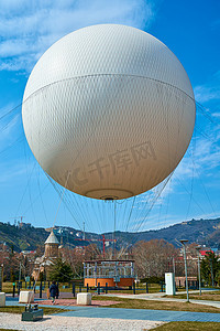 在第比利斯市上空乘坐大型热气球进行吸引力飞行
