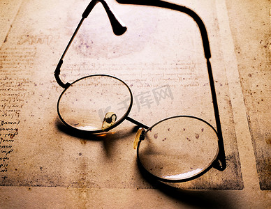 旧纸上的经典眼镜