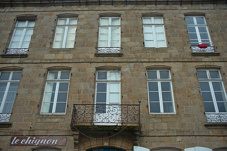 法式建筑摄影照片_有许多窗户的传统法式石头建筑