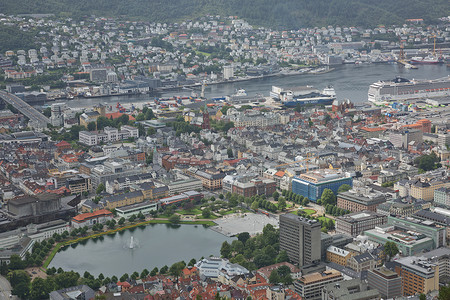 从弗洛伊恩山看卑尔根市，弗洛伊恩是挪威霍达兰卑尔根的城市山脉之一，也是该市最受欢迎的旅游景点之一