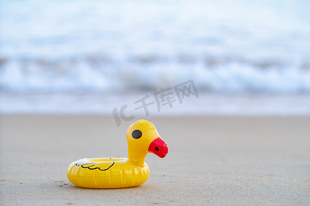 早上，沙滩上的黄色橡皮鸭。
