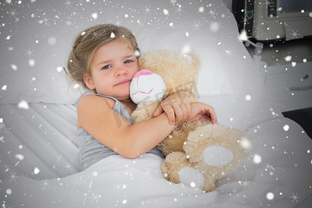 可爱女孩在医院病床上拥抱泰迪熊的合成图像