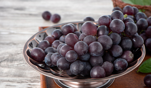 木桌背景上的一串美味的葡萄果实。