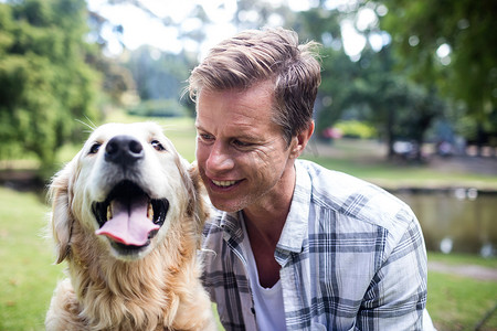 夏天的草原摄影照片_微笑的男人和他的宠物狗